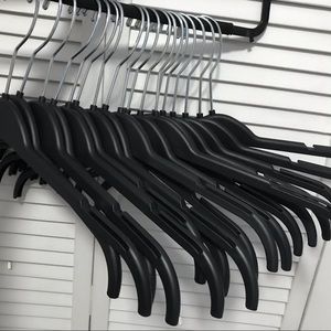 18 plastic top hangers
